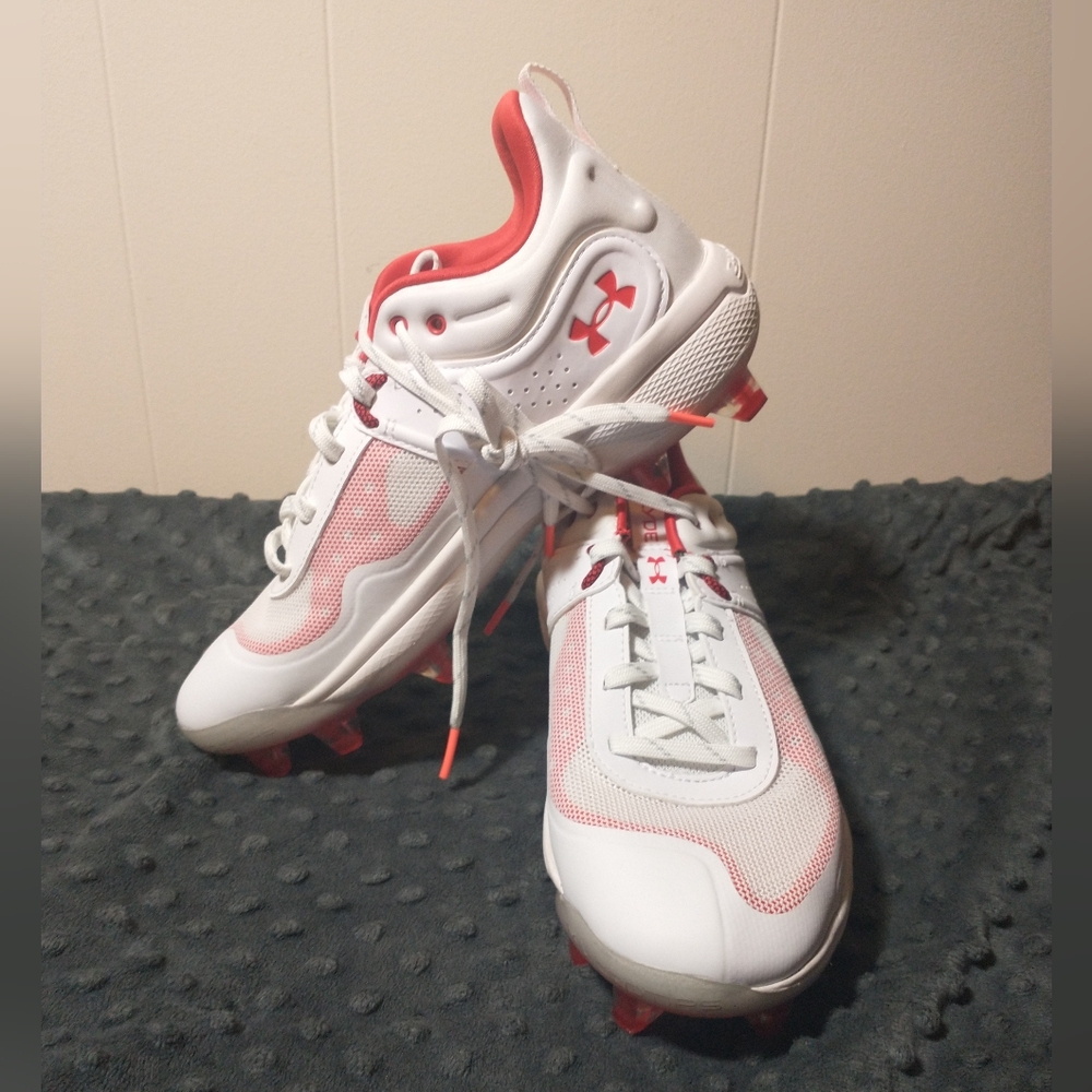 NWOB Under Armour (art.3024329-103) Glyde MT TPU Softball Cleats  - Size 9